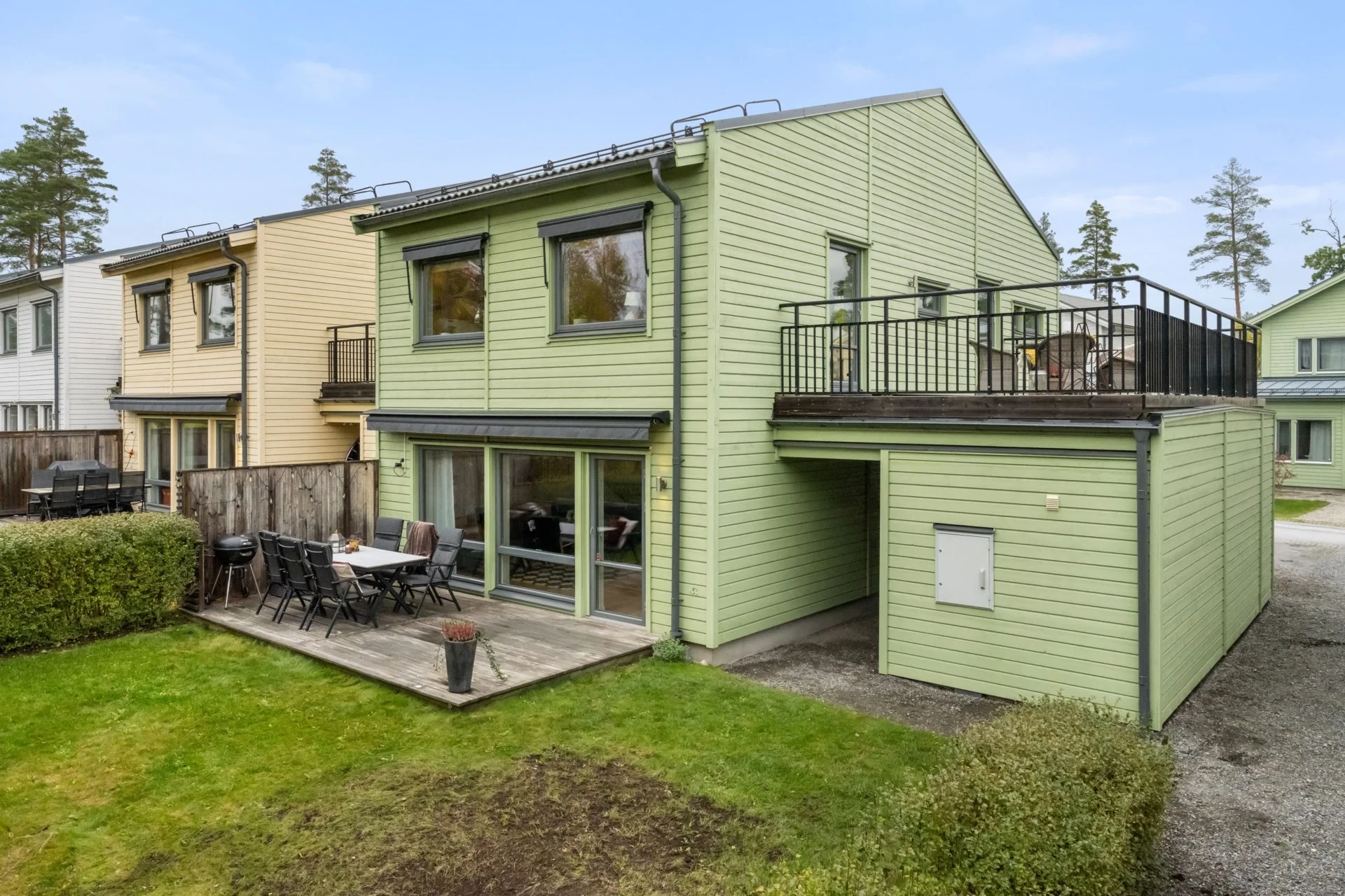 Kedjehus med naturnära läge, modern komfort och plats för familjen